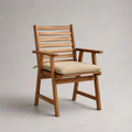 Fauteuil de jardin extérieur en bois brun avec coussin beige et dossier à lattes, 59 × 62 × 90 cm