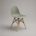 Chaise à coque incurvée en plastique vert sauge avec pieds en bois naturel et structure en métal noir, 46 × 52 × 83 cm