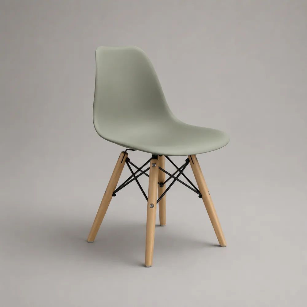 Chaise à coque incurvée en plastique vert sauge avec pieds en bois naturel et structure en métal noir, 46 × 52 × 83 cm